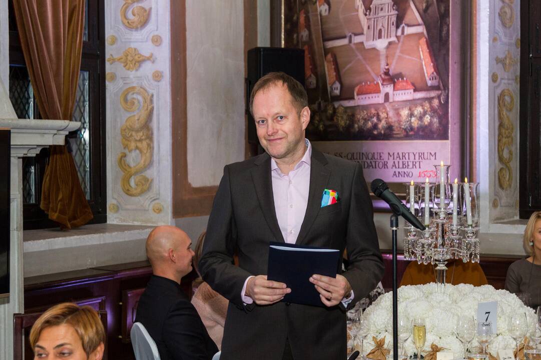 Labdaros vakaras neįgaliųjų takams Pažaislyje įrengti