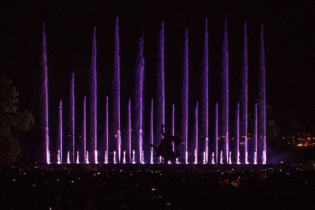 Muzikinis šokančių fontanų ir lazerių šou