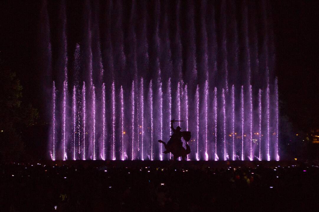Muzikinis šokančių fontanų ir lazerių šou