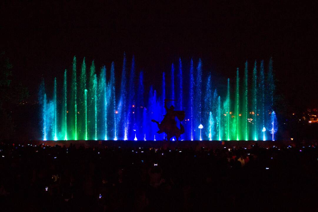 Muzikinis šokančių fontanų ir lazerių šou