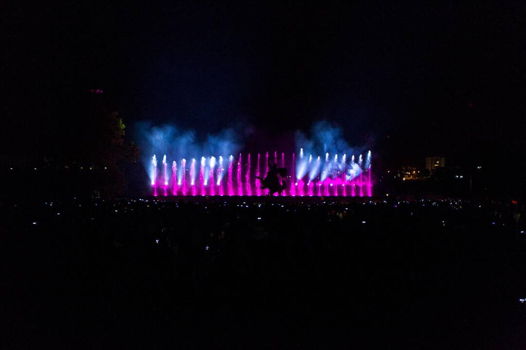 Muzikinis šokančių fontanų ir lazerių šou