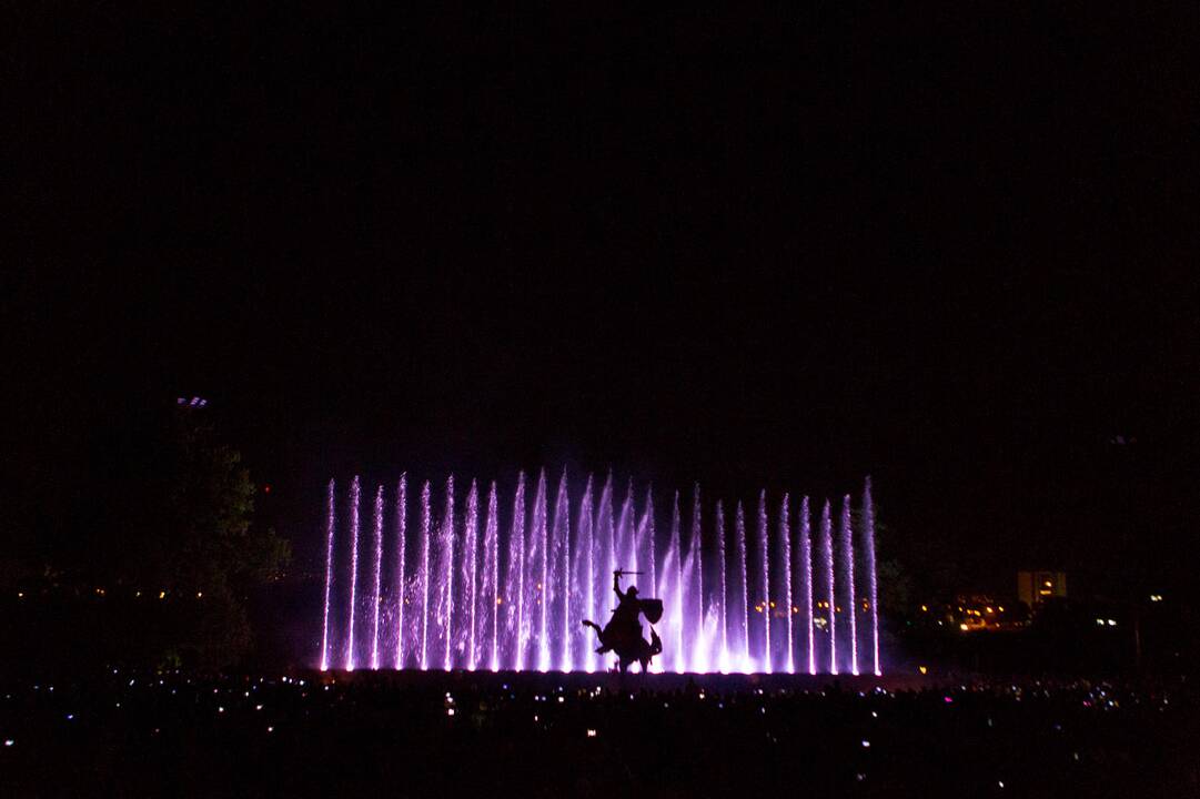 Muzikinis šokančių fontanų ir lazerių šou