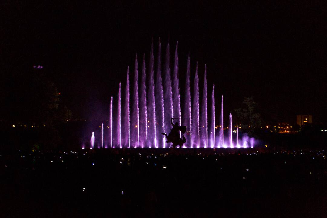 Muzikinis šokančių fontanų ir lazerių šou