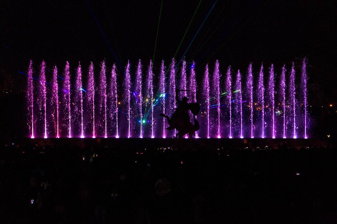 Muzikinis šokančių fontanų ir lazerių šou