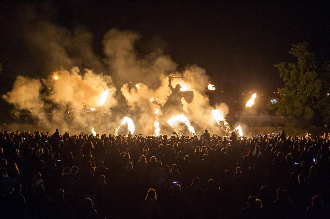 Muzikinis šokančių fontanų ir lazerių šou