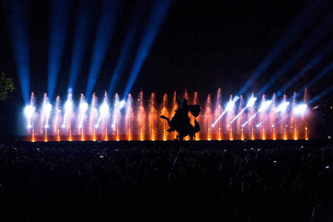 Muzikinis šokančių fontanų ir lazerių šou