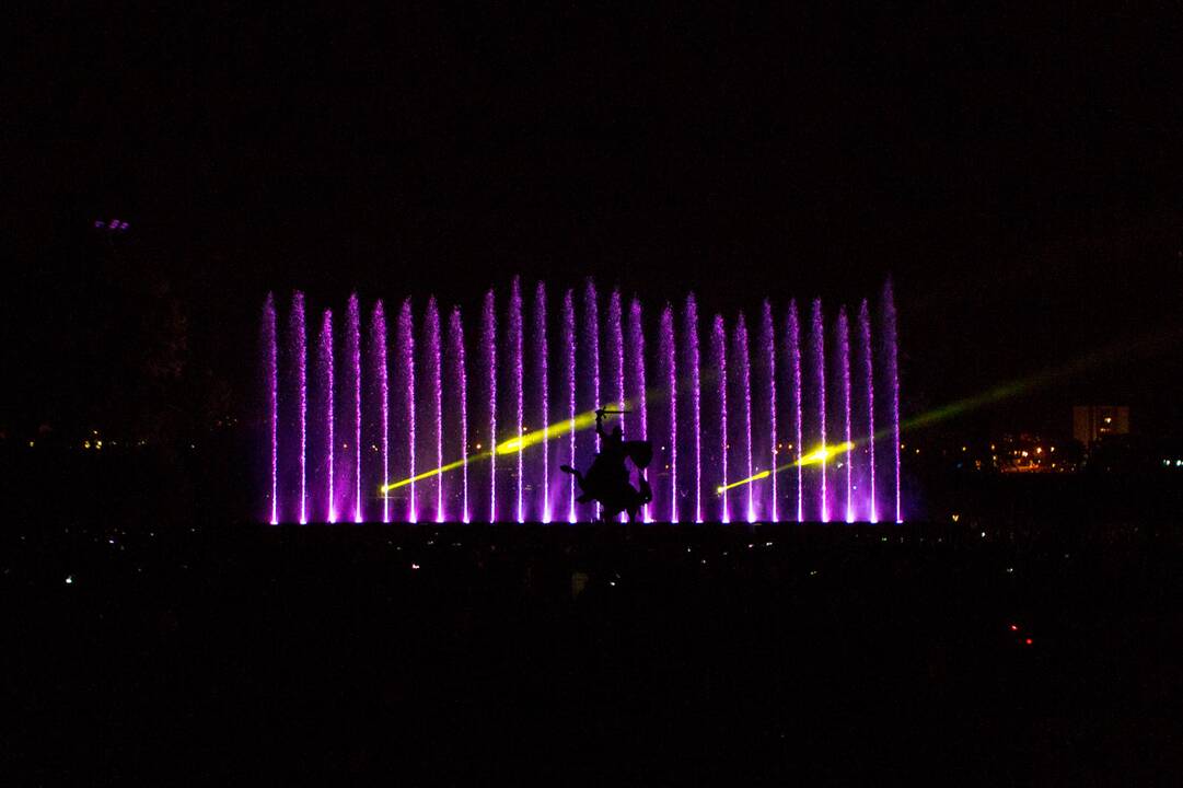 Muzikinis šokančių fontanų ir lazerių šou