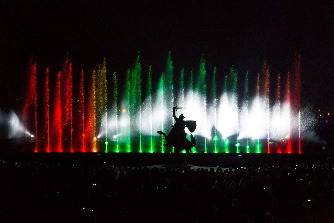 Muzikinis šokančių fontanų ir lazerių šou