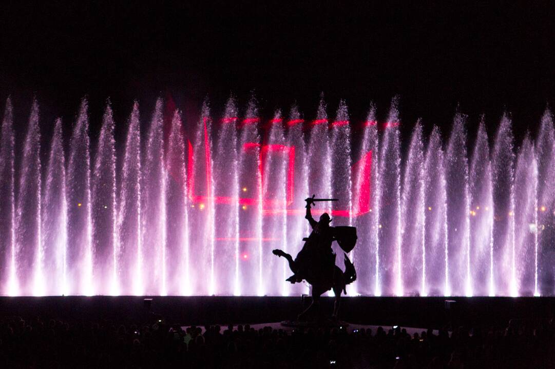 Muzikinis šokančių fontanų ir lazerių šou