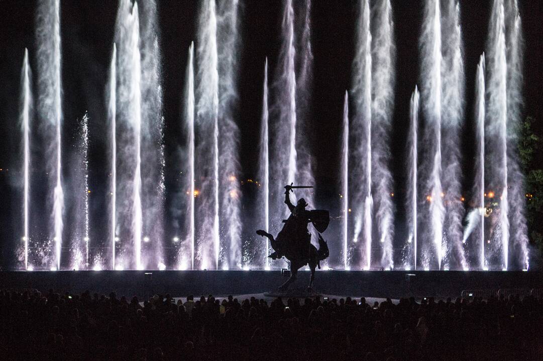 Muzikinis šokančių fontanų ir lazerių šou