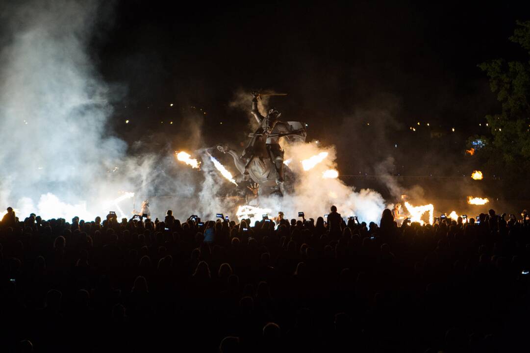 Muzikinis šokančių fontanų ir lazerių šou