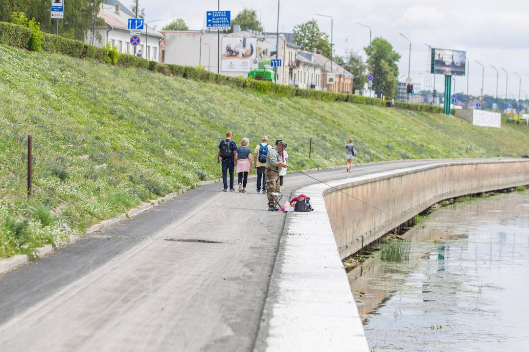 Nuo dviračių tako nuimtas asfaltas