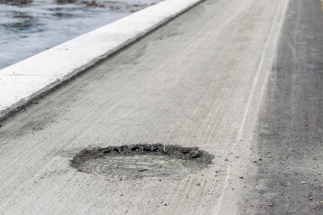 Nuo dviračių tako nuimtas asfaltas