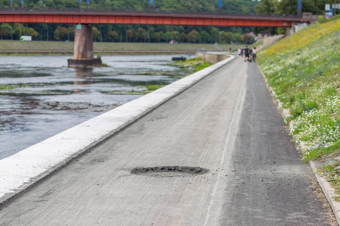 Nuo dviračių tako nuimtas asfaltas