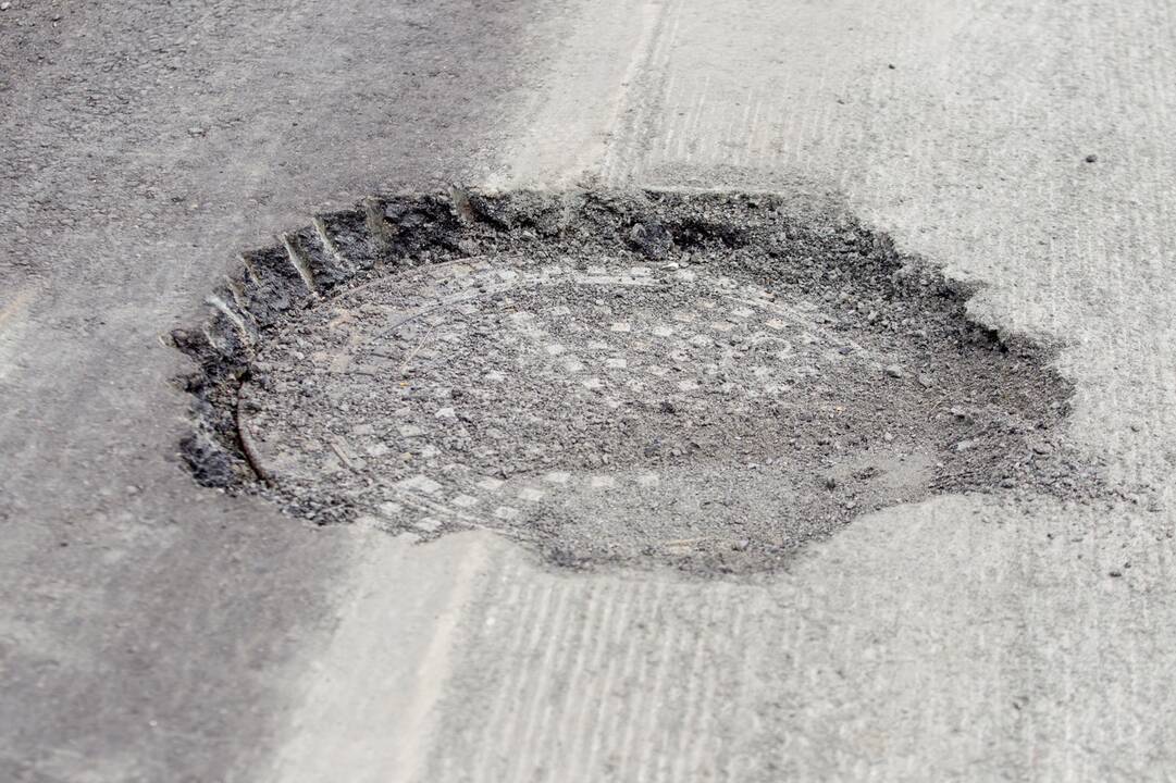 Nuo dviračių tako nuimtas asfaltas
