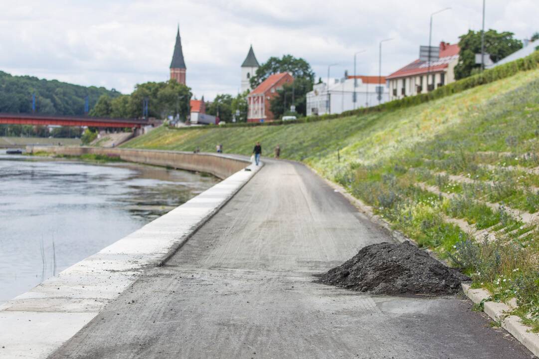 Nuo dviračių tako nuimtas asfaltas