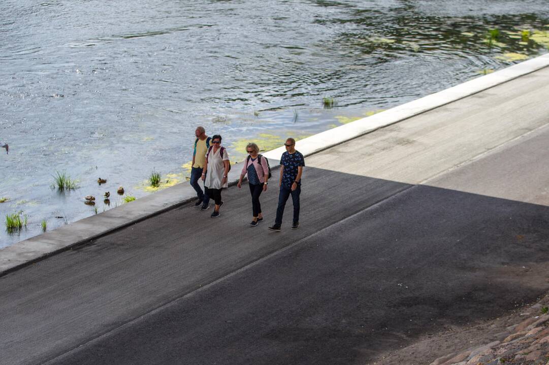 Nuo dviračių tako nuimtas asfaltas