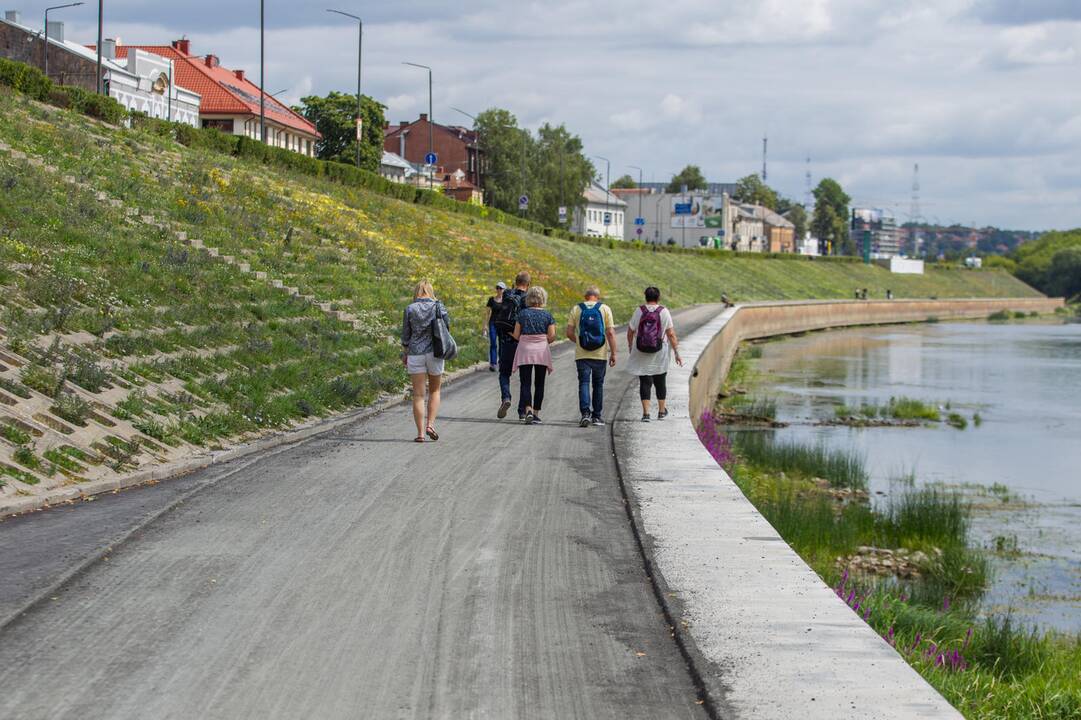 Nuo dviračių tako nuimtas asfaltas