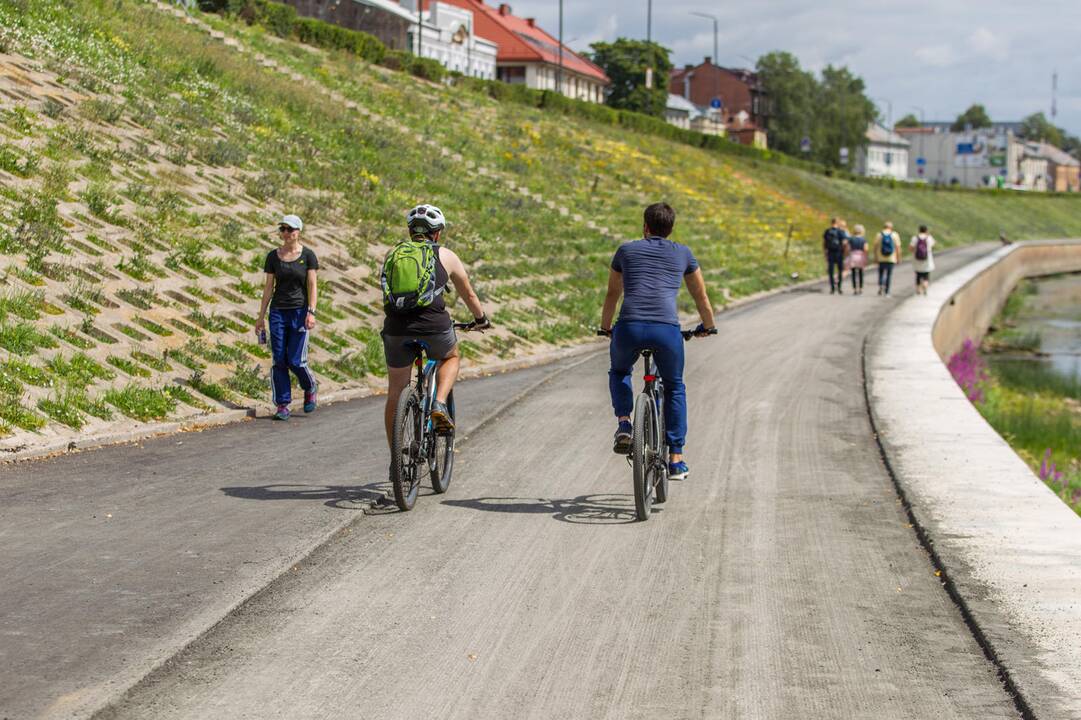 Nuo dviračių tako nuimtas asfaltas