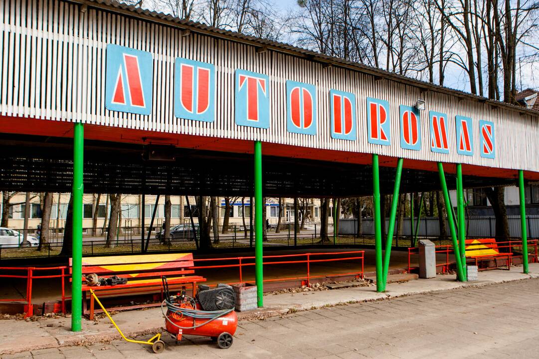 Vytauto parke išmontuojamos sūpynės