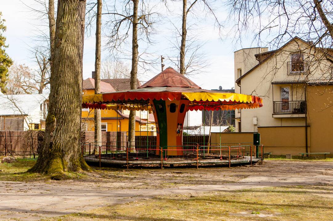 Vytauto parke išmontuojamos sūpynės