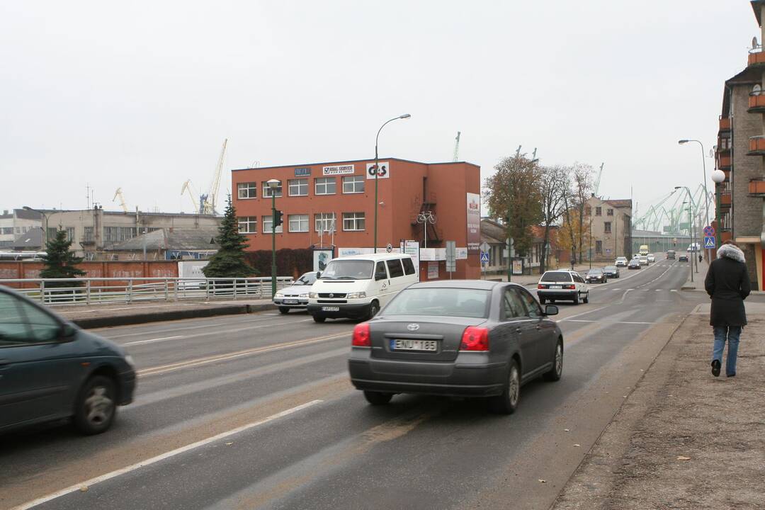 Pagrindiniai keliai - sausi, miškingose vietovėse yra slidžių ruožų