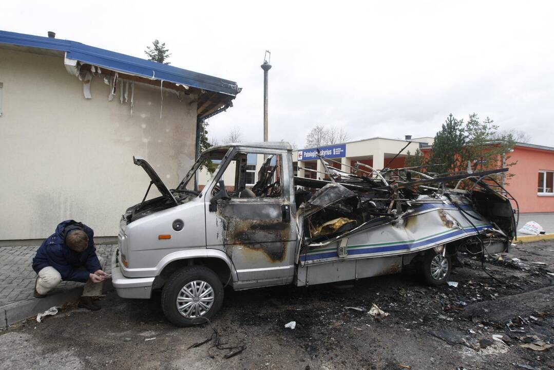 2011 metų lapkritį V.Čeponis neteko automobilio, kuriame buvo įsirengęs įmonės biurą.