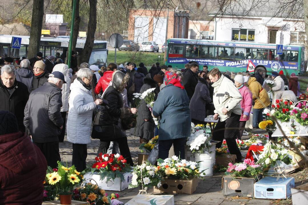 Prekeiviai jau veržiasi prie kapinių