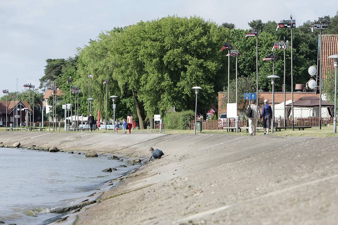 Aktorius dėl ligos neina į darbą Neringos savivaldybėje, bet randa jėgų vaidinti seriale?