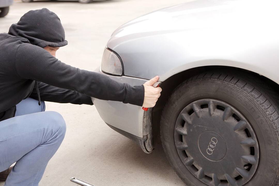 Paliko automobilį servise remontui, neteko buferio už 10 tūkst. litų