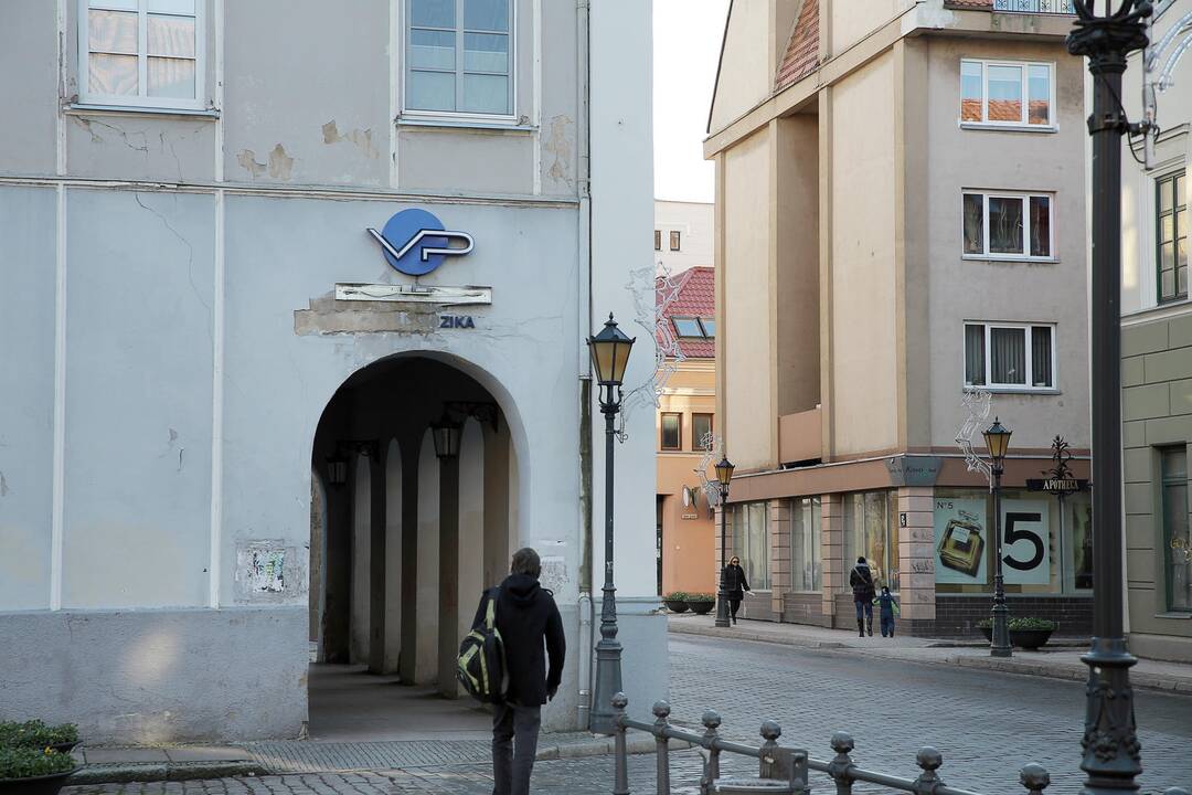 ant Tiltų gatvėje esančio pastato daug metų kabanti apšiurusi reklama bus pašalinta.