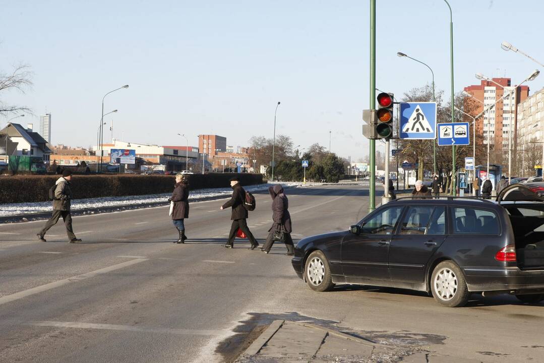 Šviesoforo signalai dingsta saulės spinduliuose. Problema neišsprendžiama?