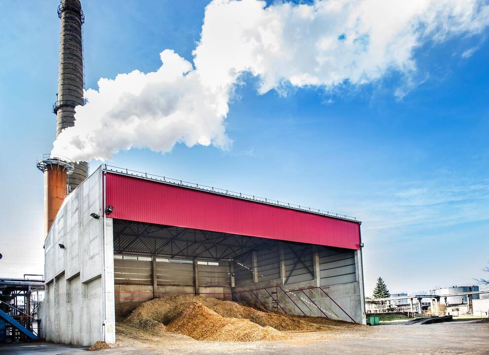 Biokuras ne tik pigiausias, bet ir švarus kuras – iš „Klaipėdos energijos“ kamino kyla ne dūmai, o vandens garai.