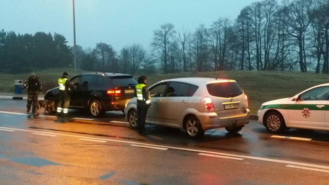 Neringoje automobiliuose ieškojo narkotikų