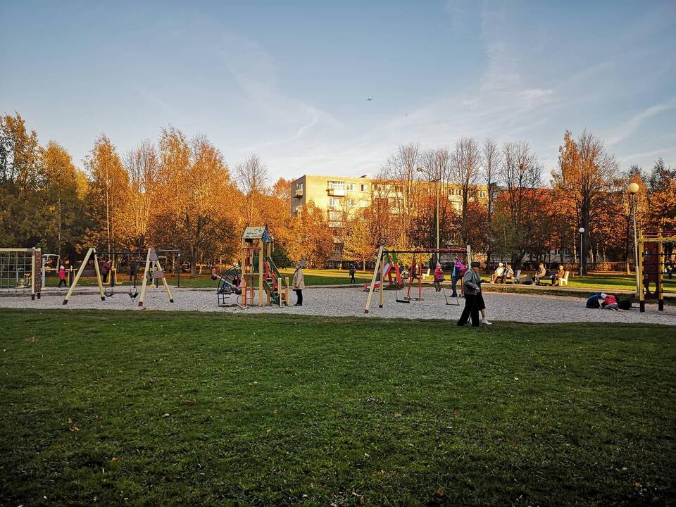Vaizdas: dar visai neseniai pastatytų čiuožyklų, sūpynių, lauko treniruoklių būklė – apverktina.