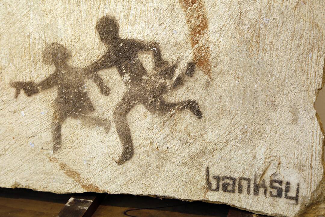  Britanijoje mėginama išgelbėti vandalų nuniokotą grafičių menininko Banksy kūrinį