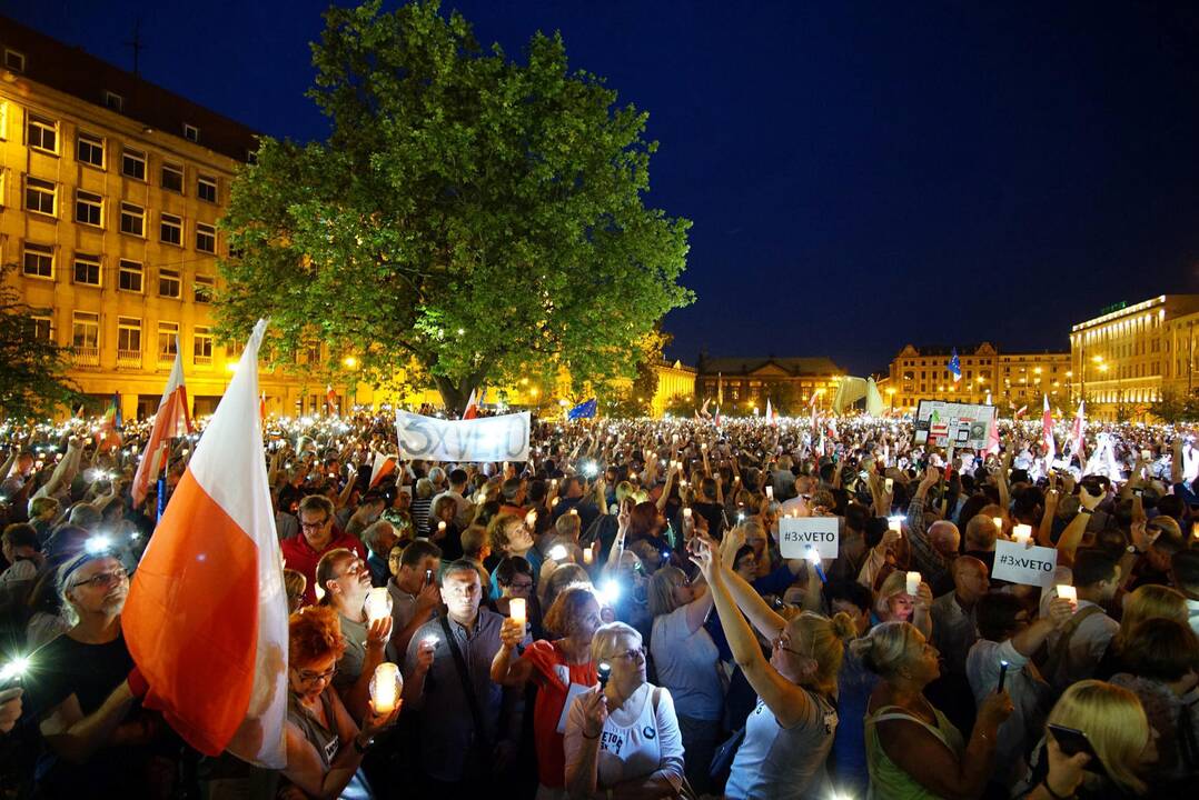 Lenkijoje tūkstančiai žmonių protestavo prieš teismų reformą