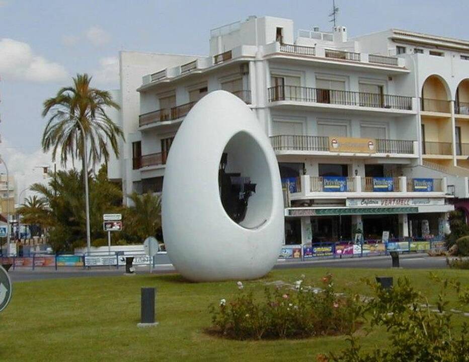 Įamžinta: kiaušinio formos monumentas Ibizos saloje.