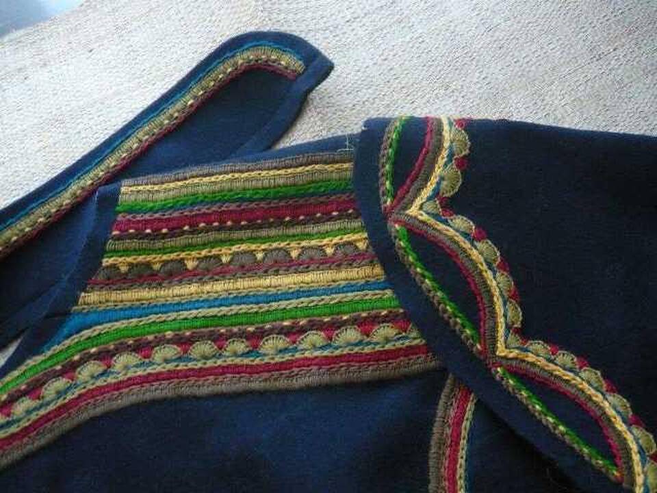 Klaipėdos krašto kostiumo detalių siuvinėjimas, spalvų deriniai – išskirtiniai.