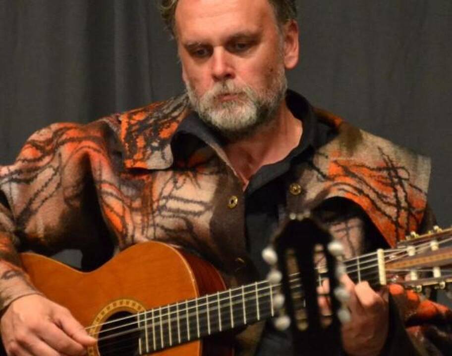 Palangos kurhauze muzikuos klasikinės gitaros virtuozas