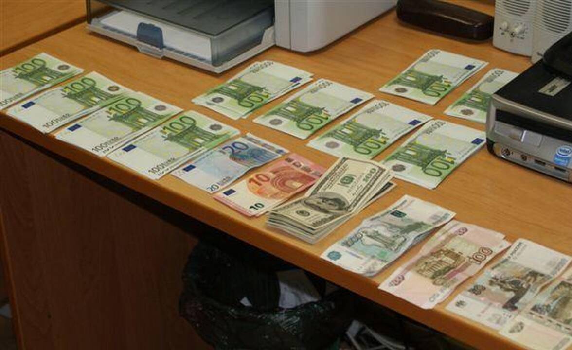 Muitininkams įkliuvo pinigus ir cigaretes slėpę asmenys