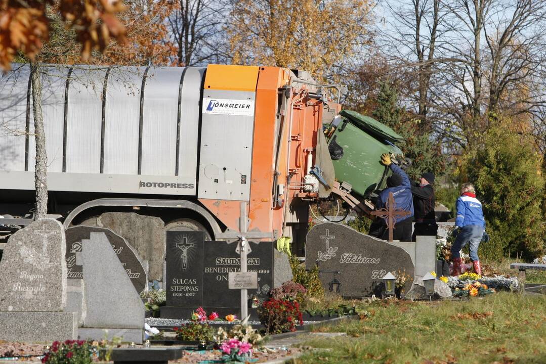 Iš kapinių – rekordinis atliekų kiekis
