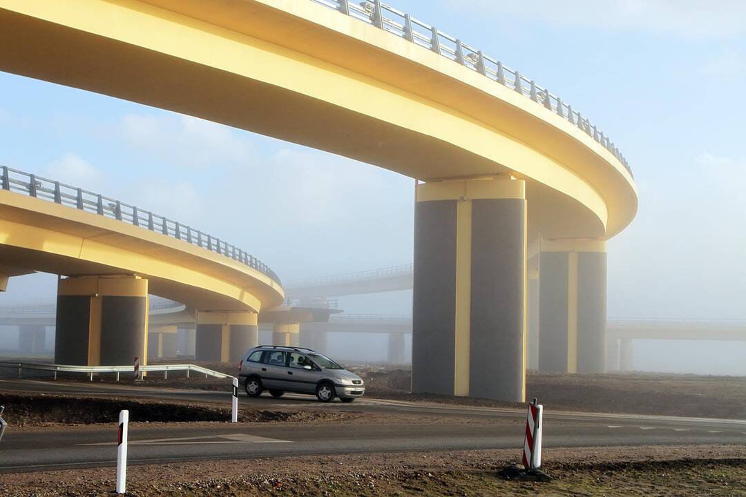Jakų žiede nuo kelio nuvažiavo girto vaikino vairuojamas automobilis
