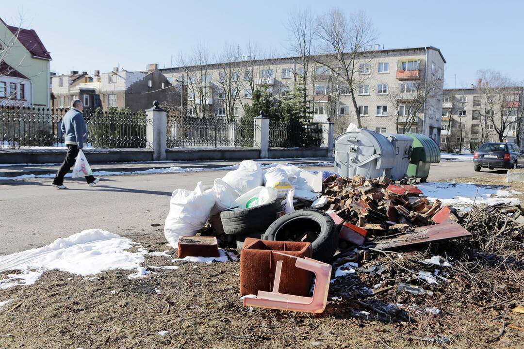 Reikalavimas: atliekų konteinerių aikšteles vežėjai turi palikti švarias.