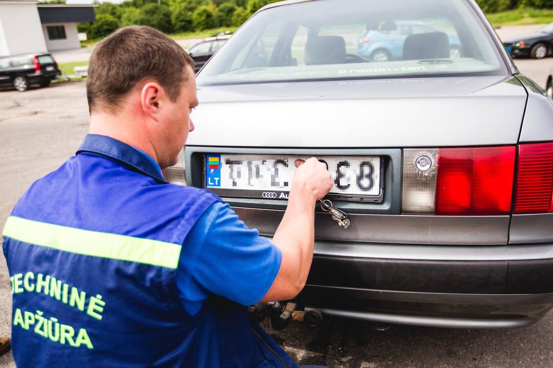 Techninė apžiūra – tik su kyšiu? Kasmet tą bando apie 2,5 tūkst. žmonių