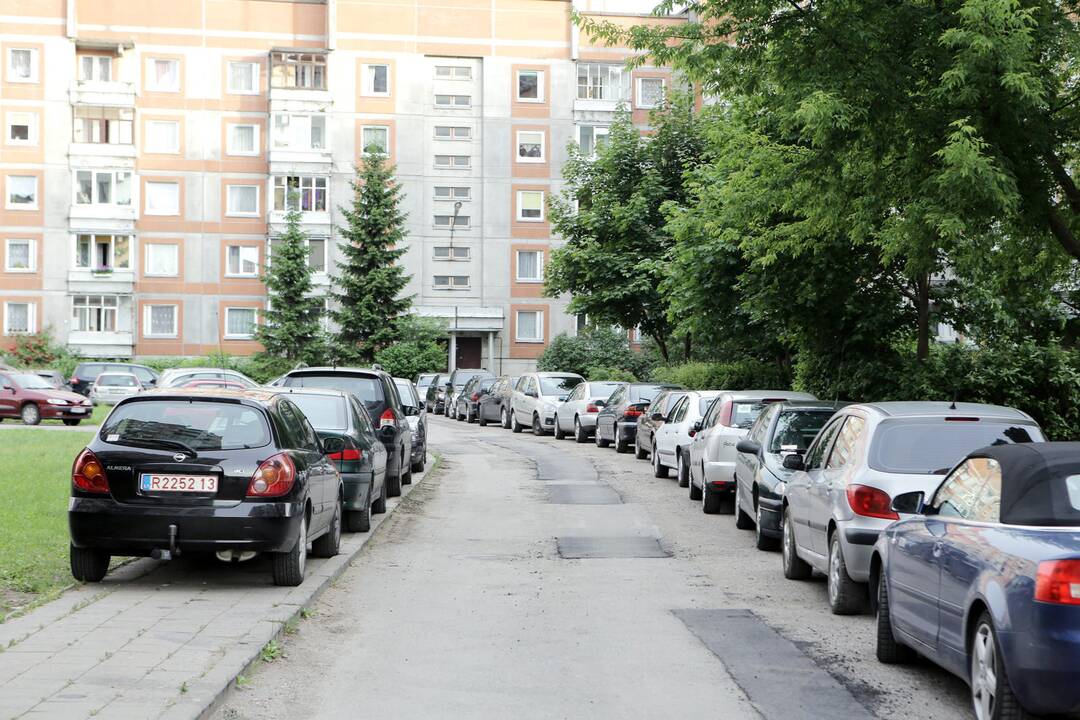 Palikimas: sovietmečiu projektuodami daugiabučius namus architektai nesitikėjo, kad kiekvienas gyventojas turės mašiną, todėl kiemus nubraižė itin mažus.