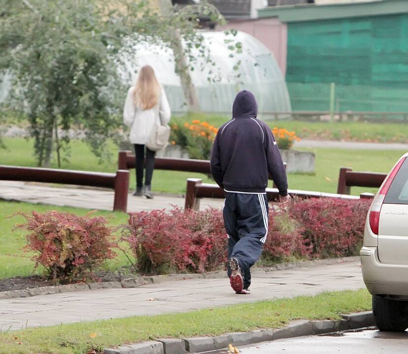 Požymiai: nukentėjusysis apibūdino skriaudikus, jų išvaizda niekuo neišsiskiria iš daugybės kitų panašaus amžiaus vaikinų.