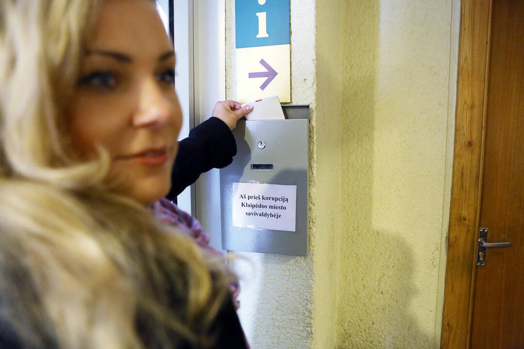 Priemonė: informuoti apie korupcijos atvejus savivaldybėje galima ir į specialią dėžutė įmetus pranešimą.