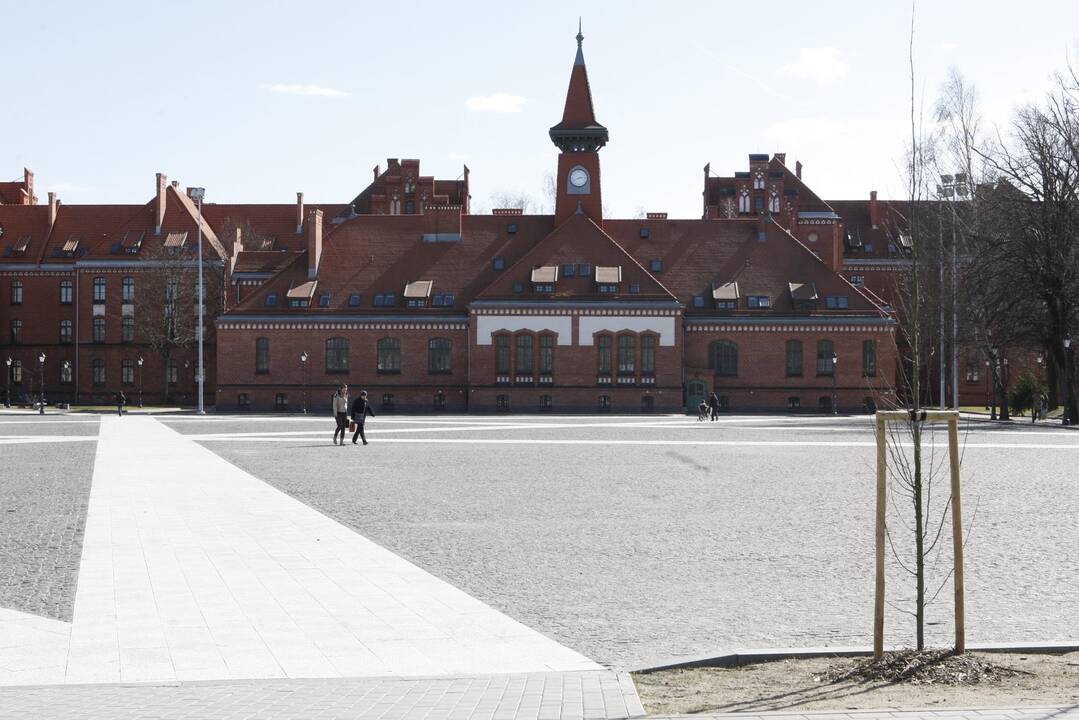 Darbai: Klaipėdos universiteto aikštės rekonstrukcija jau beveik baigta, pradedamas statyti pastatas, kuriame įsikurs verslo inkubatorius.