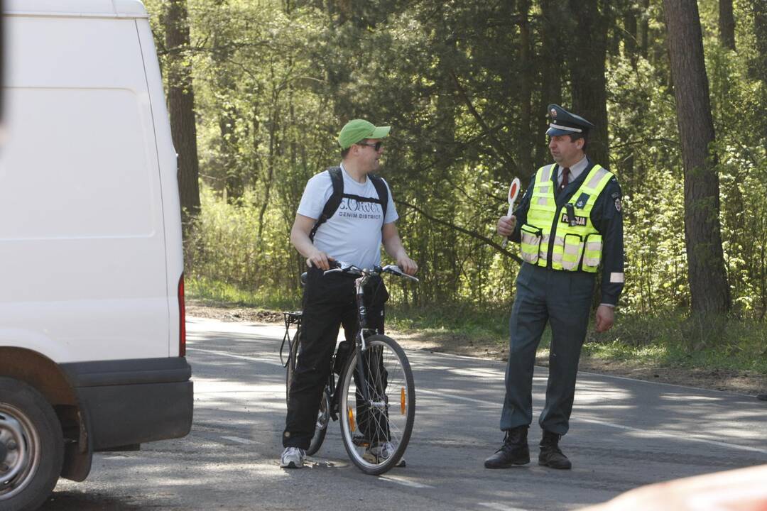 Kontrolieriai baudė rūkiusius Smiltynėje